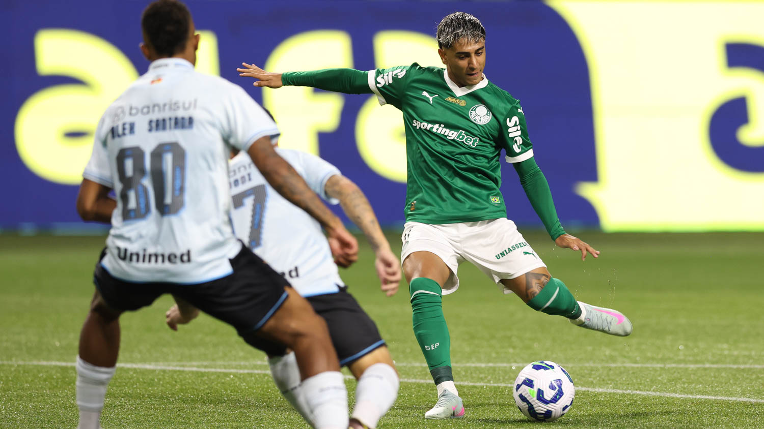 Palmeiras vence o Grêmio em São Paulo e fica a 2 pontos do Cruzeiro na classificação